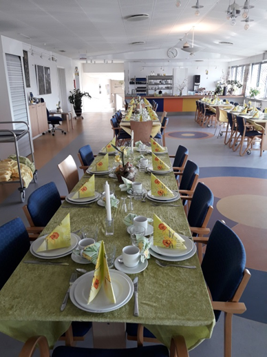påskefrokost - smukt dækket bord i cafeen påskefrokost - smukt dækket bord i cafeen